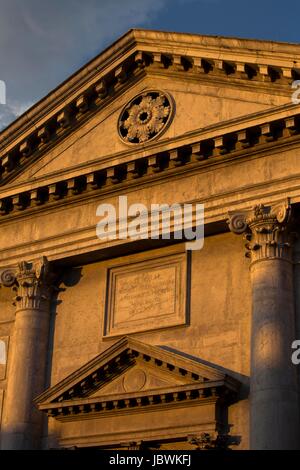 In alto di una cattedrale in Veneice al tramonto in una calda luce dorata. Foto Stock