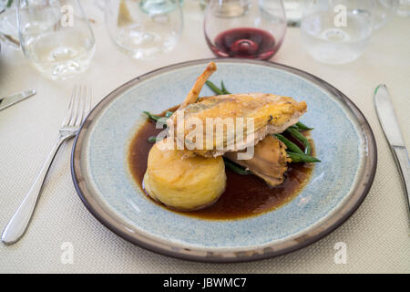 Burro arrosto di faraona, dauphinoise patate e fagiolini francesi, preparato da "Big Andrew' Walker a un matrimonio colazione, Chigwell, Essex, Inghilterra Foto Stock