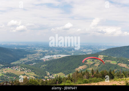 Parapendio in gamma della montagna di Little Beskids Foto Stock