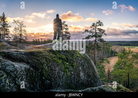 Escursionista in piedi parte anteriore del bellissimo paesaggio di mattina presto Foto Stock