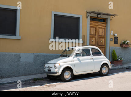 Bianco vintage piccola Fiat Abarth. Peccato la luce Foto Stock