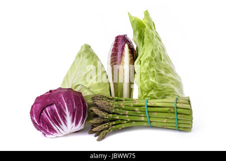 Cicoria radicchio asparagi fine salade isolato su bianco Foto Stock