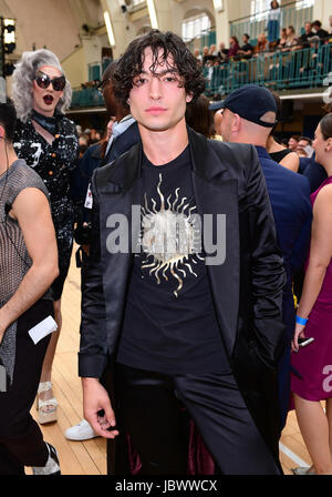 Ezra Miller durante il Vivienne Westwood mostrano come parte di Londra collezioni moda uomini 2018. Stampa foto di associazione. Picture Data: lunedì 12 giugno, 2017. Foto di credito dovrebbe leggere: Ian West/PA FILO Foto Stock