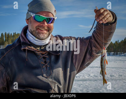 Pesca sul ghiaccio, Kangos, Lapponia, Svezia Foto Stock