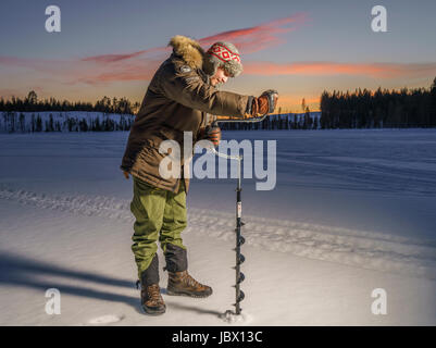 Pesca sul ghiaccio, Kangos, Lapponia, Svezia Foto Stock