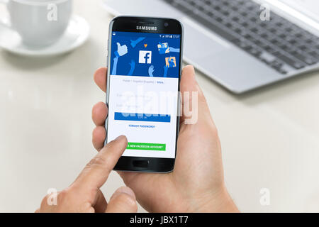 Krynica Polonia - Giugno 10, 2017: Samsung Galaxy S7 in mano quando si accede a Facebook applicazioni. Facebook è il più grande e più popolare social net Foto Stock