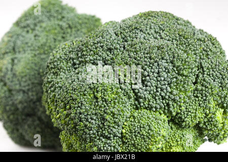 Primo piano a due teste di broccoli. Foto Stock