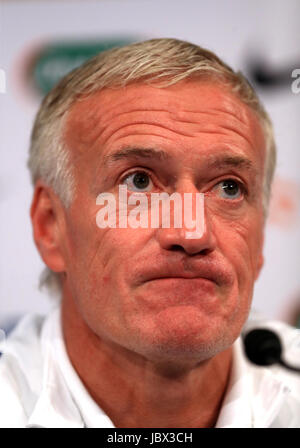 Francia manager Didier Deschamps durante la conferenza stampa presso lo Stade de France di Parigi. Foto Stock