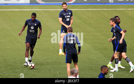 In Francia la Paul Pogba (sinistra) durante la sessione di allenamento allo Stade de France di Parigi. Foto Stock