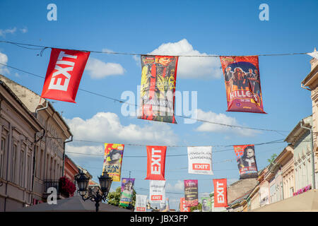 NOVI SAD SERBIA - Giugno 11, 2017: Banner e bandiera a Novi Sad principali strade per annunciare la prossima Exit festival che si svolge ogni anno nella città, uno dei Foto Stock