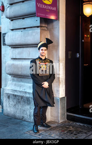 Veeraswamy-The più antico ristorante Indiano in London Regents Street-porter che accoglie i clienti Foto Stock