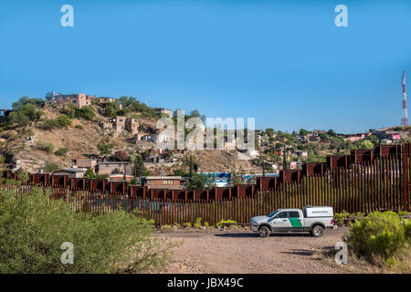 Pattuglia di Confine nella parte anteriore del recinto dividendo USA e Messico a Nogales, in Arizona, Stati Uniti; una questione di politica attuale e il dibattito Foto Stock