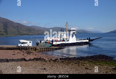 Il Traghetto Corran Unlaoding Veicoli dopo aver attraversato il Corran si restringe dalla terraferma, Highlands scozzesi, Scozia,UK. Foto Stock