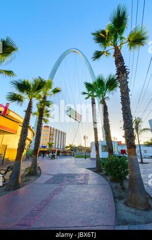 La millenaria Arco (Arco y Reloj monumentale), un acciaio metallico arco all'ingresso della città di Tijuana in Messico, in zona centro un simbolo di unione e di forza per il nuovo millennio e un punto di riferimento che accoglie i turisti in Avenida de revolucion con un segno che legge Bienvenidos a Tijuana. Foto Stock