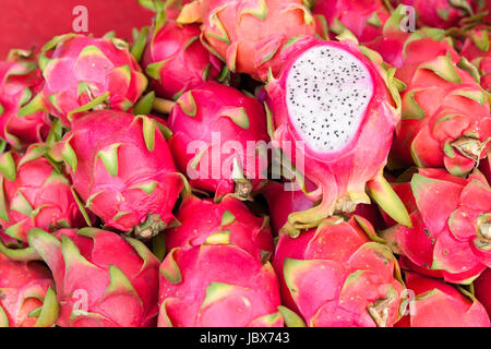 Dragon frutti al mercato in stallo in Chiang Mai, Thailandia. Foto Stock