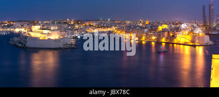 Tre città come si vede da Valletta di notte, Malta Foto Stock