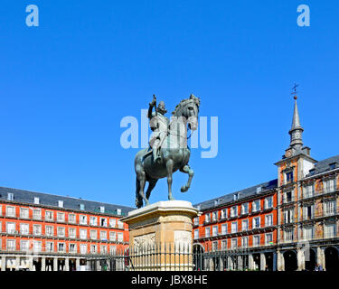 Madrid, Spagna. Plaza Mayor. Statua equestre in bronzo (1616) di Philip (Felipe) III Foto Stock