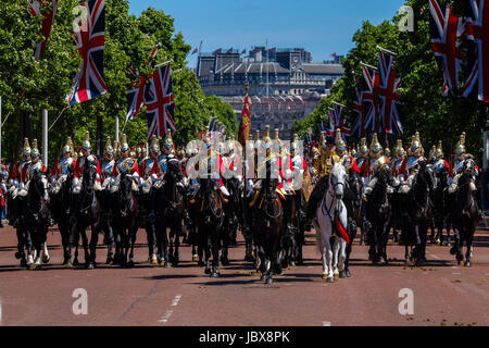 Il colonnello della revisione al Mall London , Regno Unito - Sabato 10 Giugno, 2017. Il colonnello della revisione è la seconda prova per il Trooping la parata di colori che si svolge il 17 giugno dove la sua Altezza Reale il Duca di Cambridge determinata la disponibilità delle guardie irlandesi alla truppa il loro colore sul Queens compleanno. Nella foto: Il ritorno di truppe verso il basso il Mall Foto Stock