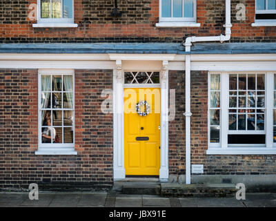 Gialla porta con le uova di pasqua a Londra, Regno Unito Foto Stock