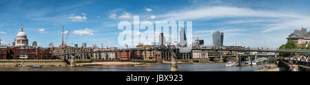 Lo skyline di Londra panorama con Millenium Bridge visto dal Tamigi, REGNO UNITO Foto Stock