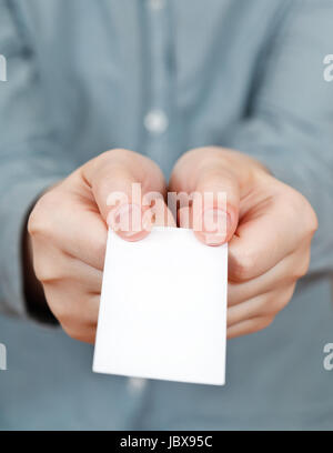 Blank business card in mani femminili close up Foto Stock