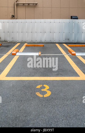 Svuotare il parcheggio nel centro cittadino Foto Stock