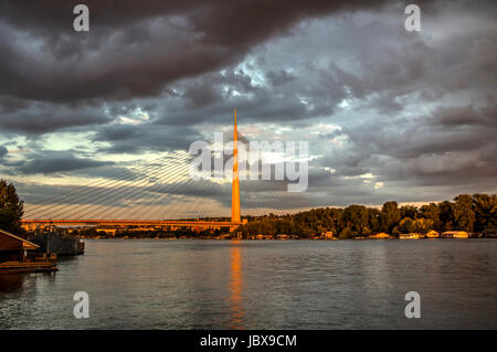 Belgrado, Serbia - Le nuvole sopra il ponte di Ada Foto Stock