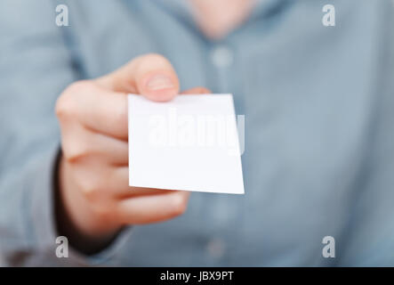 Blank business card nelle femmine di dita in prossimità fino Foto Stock