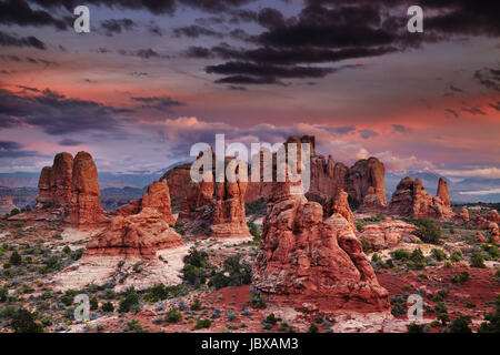 Colorato tramonto nel Parco Nazionale di Arches, Utah, Stati Uniti d'America Foto Stock