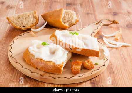 Fette di pane con lardo e scratchings. Pane tradizionale di mangiare, vintage stile rustico. Foto Stock