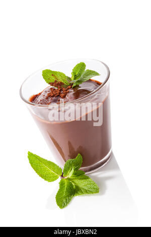 Budino di cioccolato con menta fresca isolati su sfondo bianco. Dolce con mangiare. Foto Stock