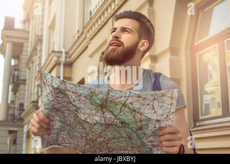 Giovane uomo city walk travel vacation lifestyle mappa di contenimento Foto Stock
