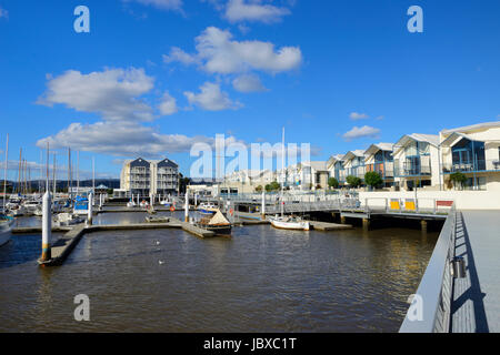 Yacht e barche ormeggiate nel porto Marina sul lato nord del fiume Esk a Launceston in Tasmania, Australia Foto Stock