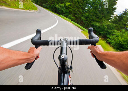 Ciclismo su strada ad angolo ampio riprese di velocità Foto Stock