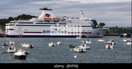 Brittany Ferries lasciando St Malo Harbour per Portsmou Foto Stock