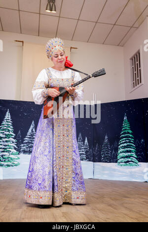 TROY, New York/USA - 25 FEB 2017: musicista tradizionale, femmina, riproduce la balalaika in occasione dell'annuale Festival Russo Foto Stock