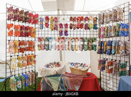 BOUCKVILLE, NY, Stati Uniti d'America - 10 giugno 2017: molti tipi di mano tinto matasse di lana in vendita presso la fibra annuale Festival della centrale di New York. Foto Stock