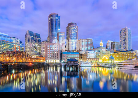 Boston, Massachusetts, USA dello skyline della città presso il porto. Foto Stock