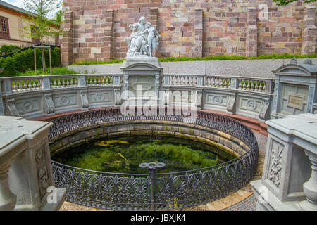 Fonte del Donaubach a Donaueschingen, fonte del Danubio. Germania. Foto Stock