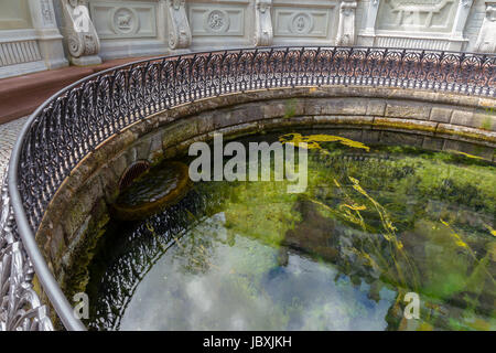 Fonte del Donaubach a Donaueschingen, fonte del Danubio. Germania. Foto Stock