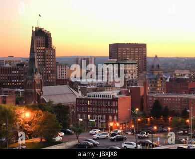 Syracuse, New York, Stati Uniti d'America. Il 6 giugno 2017. Vista guardando a sud della città di Siracusa, New York, Upstate New York al crepuscolo Foto Stock