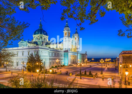 Madrid, Spagna presso la cattedrale di Almudena. Foto Stock