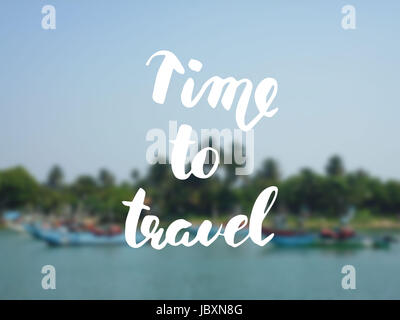Il tempo di viaggio. Disegnato a mano la calligrafia moderna su sfocato sfondo tropicale. Illustrazione di inchiostro. Può essere usato per la scheda o poster. Foto Stock