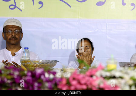 Kolkata, India. 12 Giugno, 2017. Il Bengala Occidentale Chief Minister Mamata Banerjee (a destra) partecipano a un Iftar festa organizzata presso il Park Circus. Credito: Saikat Paolo/Pacific Press/Alamy Live News Foto Stock