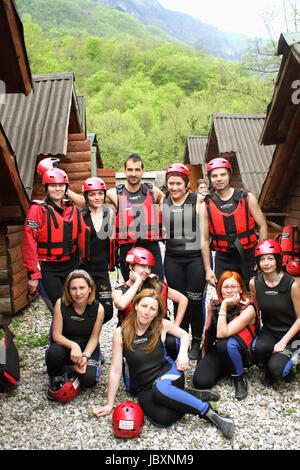 Un folto gruppo di giovani leggere per fare rafting Foto Stock