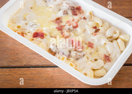 Maccheroni al formaggio con sfera di maiale e prosciutto in scatola, stock photo Foto Stock