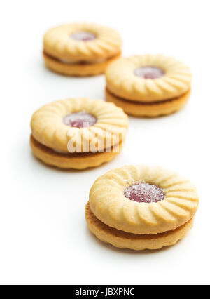 Anello di marmellata biscotti isolati su sfondo bianco. Foto Stock