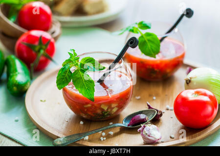 Pomodoro Zuppa Gazpacho in due tazze di vetro Foto Stock