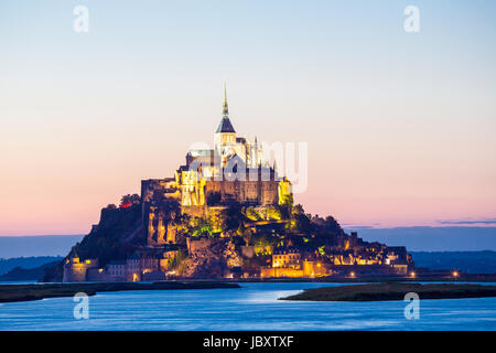 Mont Saint Michele al crepuscolo Francia Foto Stock