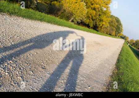 Gli amanti cuore ombra sulla strada sterrata nella natura Foto Stock